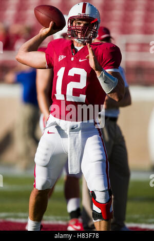 19. September 2009; Stanford, CA, USA;  Stanford Cardinal quarterback Andrew Luck (12) vor dem Spiel der San Jose State Spartans Stanford Stadium. Stockfoto