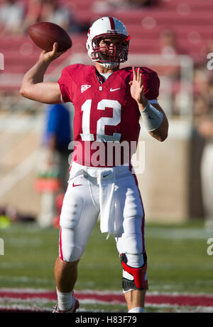 19. September 2009; Stanford, CA, USA;  Stanford Cardinal quarterback Andrew Luck (12) vor dem Spiel der San Jose State Spartans Stanford Stadium. Stockfoto