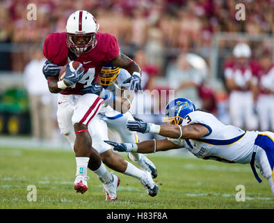 19. September 2009; Stanford, CA, USA;  Stanford Cardinal Runningback Jeremy Stewart (34) führt den Ball im ersten Quartal von der San Jose State Spartans Spiel im Stanford Stadium. Stockfoto