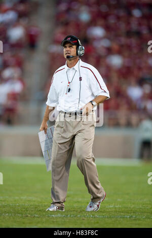 19. September 2009; Stanford, CA, USA;  Stanford Cardinal Cheftrainer Jim Harbaugh an der Seitenlinie während des dritten Quartals gegen die San Jose State Spartans Stanford Stadium. Stanford besiegt San Jose State 42-17. Stockfoto