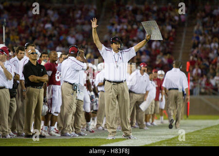 19. September 2009; Stanford, CA, USA;  Stanford Cardinal Cheftrainer Jim Harbaugh im zweiten Quartal von der San Jose State Spartans Spiel im Stanford Stadium. Stockfoto