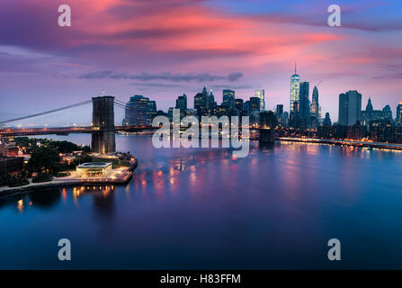 Manhattan und Brooklyn Bridge in der Dämmerung, New York City USA Stockfoto
