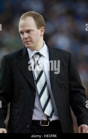 27. November 2009; Sacramento, Kalifornien, USA;  New Jersey Nets Cheftrainer Lawrence Frank im dritten Quartal gegen die Sacramento Kings in der ARCO Arena. Sacramento besiegt New Jersey 109-96. Stockfoto