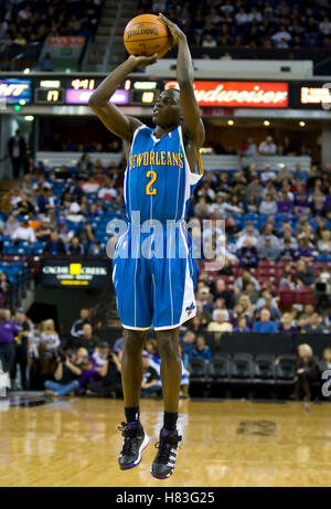 29. November 2009; Sacramento, Kalifornien, USA;  New-Orleans Hornissen bewachen Darren Collison (2) im ersten Quartal gegen die Sacramento Kings in der ARCO Arena. Sacramento besiegt New Orleans 112 / 96. Stockfoto