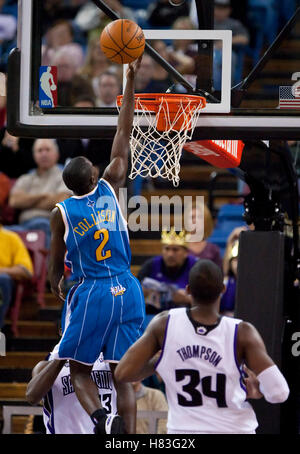 29. November 2009; Sacramento, Kalifornien, USA;  New-Orleans Hornissen bewachen Darren Collison (2) schießt gegen die Sacramento Kings im vierten Quartal in der ARCO Arena.  Sacramento besiegt New Orleans 112 / 96. Stockfoto