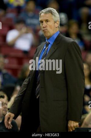 28. Februar 2010; Sacramento, Kalifornien, USA;  Los Angeles Clippers Trainer Kim Hughes im ersten Quartal gegen die Sacramento Kings in der ARCO Arena. Sacramento besiegte Los Angeles 97-92. Stockfoto