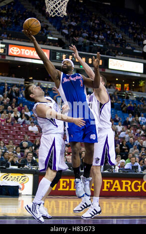 28. Februar 2010; Sacramento, Kalifornien, USA;  Los Angeles Clippers bewachen Baron Davis (1) schießen über Sacramento Kings Guard Beno Udrih (19) im ersten Quartal in der ARCO Arena. Sacramento besiegte Los Angeles 97-92. Stockfoto