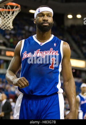 Februar 2010; Sacramento, CA, USA; los Angeles Clippers schützen Baron Davis (1) im ersten Viertel gegen die Sacramento Kings in der ARCO Arena. Sacramento besiegte Los Angeles mit 97:92. Stockfoto