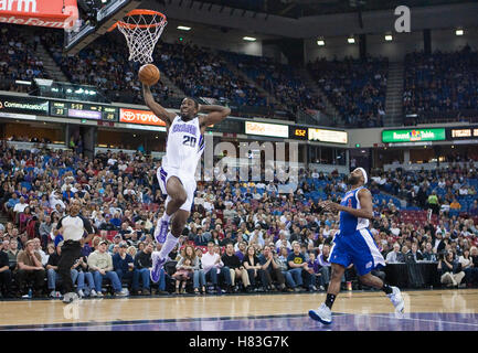 Februar 2010; Sacramento, CA, USA; Sacramento Kings Forward Donte Greene (20) springt im zweiten Viertel in der ARCO Arena vor dem Los Angeles Clippers Guard Baron Davis (1) in einen Dunk. Sacramento besiegte Los Angeles mit 97:92. Stockfoto