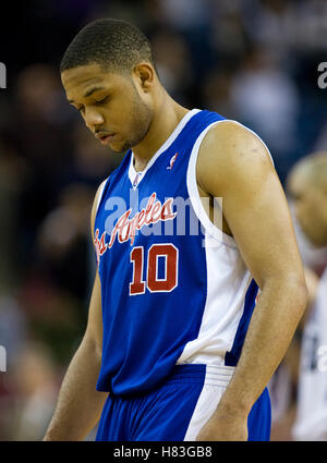 Februar 2010; Sacramento, CA, USA; los Angeles Clippers schützen Eric Gordon (10) im vierten Viertel gegen die Sacramento Kings in der ARCO Arena. Sacramento besiegte Los Angeles mit 97:92. Stockfoto