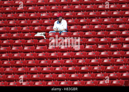 4. September 2010; Stanford, CA, USA;  Stanford Cardinal Fan sitzt in leeren Rängen vor dem Spiel gegen die Sacramento State Hornets am Stanford Stadium. Stockfoto