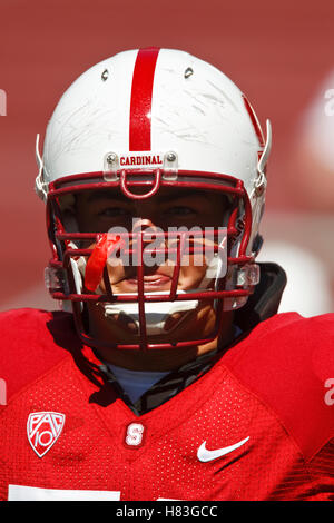 4. September 2010; Stanford, CA, USA;  Stanford Cardinal Guard David DeCastro (52) erwärmt sich vor dem Spiel gegen die Sacramento State Hornets im Stanford Stadium. Stockfoto