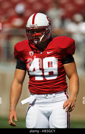 September 2010; Stanford, CA, USA; Stanford Cardinal Fullback Owen Marecic (48) wärmt sich vor dem Spiel gegen die Sacramento State Hornets im Stanford Stadium auf. Stockfoto