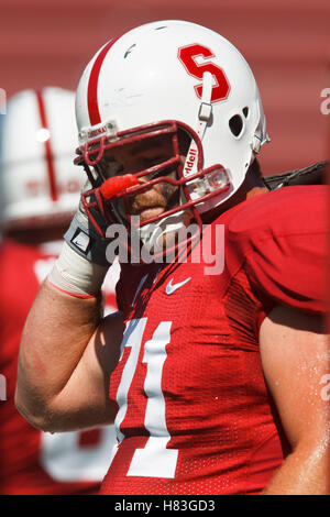 September 4, 2010; Stanford, CA, USA; Stanford Cardinal guard Andrew Phillips (71) nach dem Aufwärmen vor dem Spiel gegen die Sacramento Zustand-Hornissen an der Stanford Stadium. Stockfoto