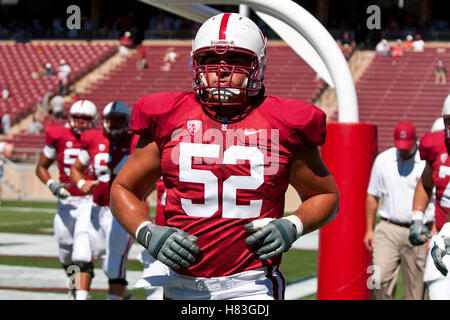 4. September 2010; Stanford, CA, USA;  Stanford Cardinal Guard David DeCastro (52) erwärmt sich vor dem Spiel gegen die Sacramento State Hornets im Stanford Stadium. Stockfoto