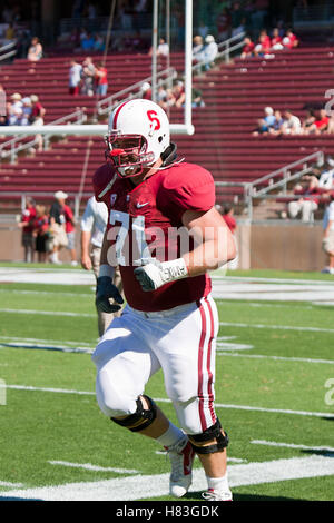 4. September 2010; Stanford, CA, USA;  Stanford Cardinal Guard Andrew Phillips (71) betritt das Feld als Kapitän vor dem Spiel gegen die Sacramento State Hornets im Stanford Stadium. Stockfoto