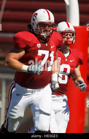 4. September 2010; Stanford, CA, USA;  Stanford Cardinal Guard Andrew Phillips (71) betritt das Feld als Kapitän vor dem Spiel gegen die Sacramento State Hornets im Stanford Stadium. Stockfoto