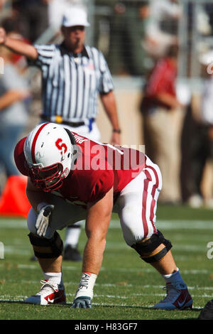 September 2010; Stanford, CA, USA; Andrew Phillips (71), Kardinalgardist von Stanford, im ersten Viertel gegen die Sacramento State Hornets im Stanford Stadium. Stockfoto