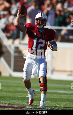 September 2010; Stanford, CA, USA; der Quarterback Andrew Luck (12) des Stanford Cardinal spielt im zweiten Quartal im Stanford Stadium gegen die Sacramento State Hornets. Stockfoto