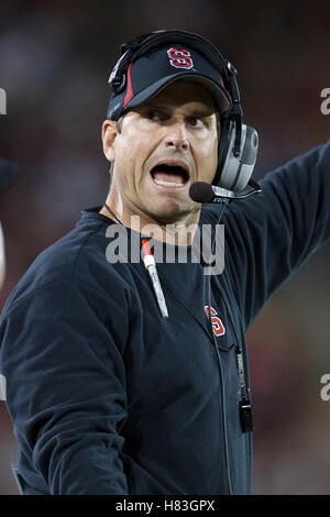 18. September 2010; Stanford, CA, USA; Stanford Cardinal Cheftrainer Jim Harbaugh an der Seitenlinie gegen Wake Forest Demon Deacons im ersten Quartal bei Stanford Stadium. Stockfoto