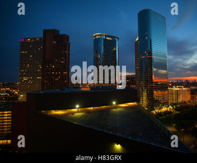 Wolkenkratzer und auf dem Dach parken, nachdem die Sonne untergegangen ist Stockfoto