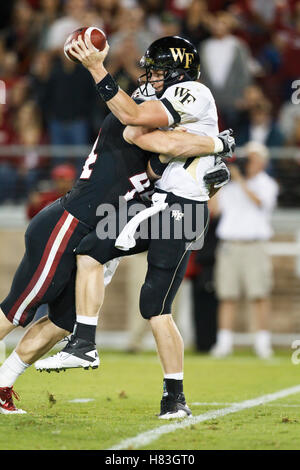 September 2010; Stanford, CA, USA; der Linebacker Chase Thomas von Stanford Cardinal (links) entlarvt den Quarterback Tanner Price (11) des Wake Forest Demon Deacons während des zweiten Quartals im Stanford Stadium. Stockfoto