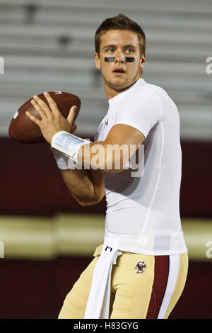 2. Oktober 2010; Chestnut Hill, MA, USA;  Boston College Eagles-Quarterback Chase Rettig (7) erwärmt sich vor dem Spiel gegen die Notre Dame Fighting Irish im Alumni Stadium. Stockfoto