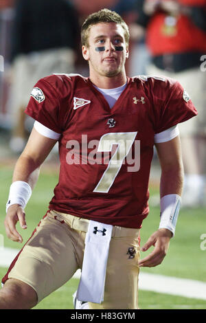 2. Oktober 2010; Chestnut Hill, MA, USA;  Boston College Eagles-Quarterback Chase Rettig (7) erwärmt sich vor dem Spiel gegen die Notre Dame Fighting Irish im Alumni Stadium. Stockfoto