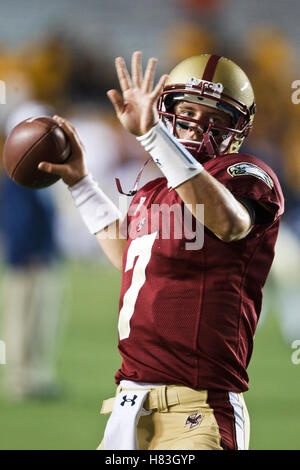 2. Oktober 2010; Chestnut Hill, MA, USA;  Boston College Eagles-Quarterback Chase Rettig (7) erwärmt sich vor dem Spiel gegen die Notre Dame Fighting Irish im Alumni Stadium. Stockfoto