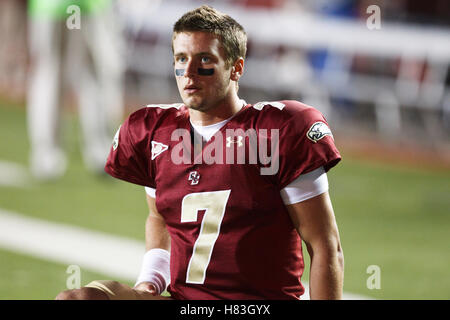 2. Oktober 2010; Chestnut Hill, MA, USA;  Boston College Eagles-Quarterback Chase Rettig (7) erwärmt sich vor dem Spiel gegen die Notre Dame Fighting Irish im Alumni Stadium. Stockfoto