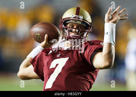 2. Oktober 2010; Chestnut Hill, MA, USA;  Boston College Eagles-Quarterback Chase Rettig (7) erwärmt sich vor dem Spiel gegen die Notre Dame Fighting Irish im Alumni Stadium. Stockfoto