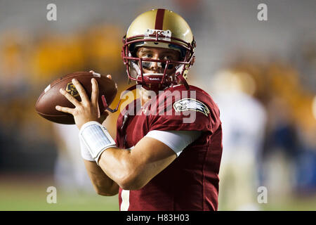 2. Oktober 2010; Chestnut Hill, MA, USA;  Boston College Eagles-Quarterback Chase Rettig (7) erwärmt sich vor dem Spiel gegen die Notre Dame Fighting Irish im Alumni Stadium. Stockfoto