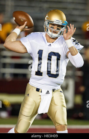 2. Oktober 2010; Chestnut Hill, MA, USA;  Notre Dame Fighting Irish quarterback Dayne Crist (10) erwärmt sich vor dem Spiel gegen die Boston College Eagles im Alumni Stadium. Stockfoto