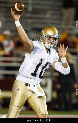 2. Oktober 2010; Chestnut Hill, MA, USA;  Notre Dame Fighting Irish quarterback Dayne Crist (10) erwärmt sich vor dem Spiel gegen die Boston College Eagles im Alumni Stadium. Stockfoto