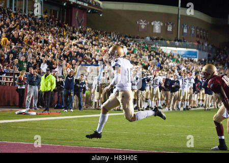 2. Oktober 2010; Chestnut Hill, MA, USA;  Notre Dame Fighting Irish quarterback Dayne Crist (10) Punkte einen Touchdown gegen die Boston College Eagles im ersten Quartal im Alumni Stadium. Stockfoto