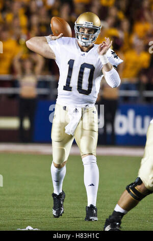 Oktober 2, 2010; Chestnut Hill, MA, USA; Notre Dame Fighting Irish quarterback Dayne Crist (10) wirft einen Pass gegen die Boston College Eagles im ersten Quartal bei den Alumni Stadium. Stockfoto