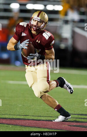 2. Oktober 2010; Chestnut Hill, MA, USA;  Boston College Eagles Wide Receiver Bobby Swigert (86) stürmt Feld nach einem Pass-Empfang gegen die Notre Dame Fighting Irish im dritten Quartal im Alumni Stadium.  Notre Dame besiegt Boston Colle Stockfoto