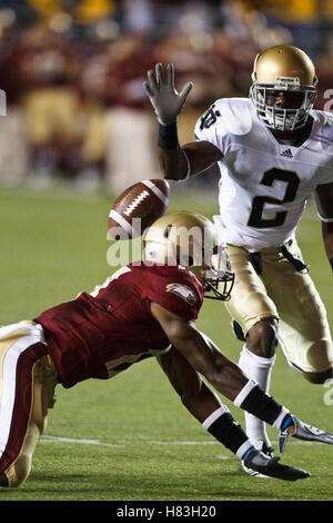 2. Oktober 2010; Chestnut Hill, MA, USA;  Boston College Eagles Wide Receiver Clyde Lee (17) ist nicht in der Lage, einen Haken hinter Notre Dame Fighting Irish Cornerback Darrin Wände (2) im dritten Quartal im Alumni-Stadion zu machen.  Notre Dame besiegt Boston C Stockfoto