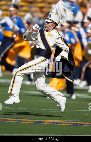 9. Oktober 2010; Berkeley, CA, USA;  Ein Mitglied der UCLA Bruins marching Band führt vor dem Spiel gegen die California Golden Bears im Memorial Stadium. California besiegte UCLA 35-7. Stockfoto