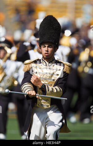 9. Oktober 2010; Berkeley, CA, USA;  Mitglied der California Golden Bears marching Band führt vor dem Spiel gegen die UCLA Bruins im Memorial Stadium. California besiegte UCLA 35-7. Stockfoto