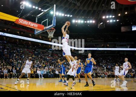 29. Oktober 2010; Oakland, Kalifornien, USA;  Los Angeles Clippers power forward Blake Griffin (32) Dunks gegen die Golden State Warriors im ersten Quartal bei Oracle Arena. Stockfoto