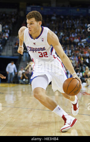 29. Oktober 2010; Oakland, Kalifornien, USA;  Los Angeles Clippers Power Forwards Blake Griffin (32) dribbelt den Ball gegen die Golden State Warriors im zweiten Quartal in Oracle Arena. Stockfoto