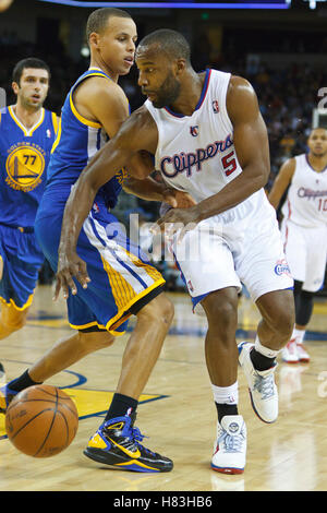 29. Oktober 2010; Oakland, Kalifornien, USA;  Los Angeles Clippers Punkt Wache Baron Davis (5) von Golden State Warriors Point Guard Stephen Curry (30) im zweiten Quartal in Oracle Arena bewacht wird. Stockfoto