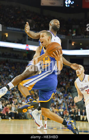 29. Oktober 2010; Oakland, Kalifornien, USA;  Golden State Warriors zeigen Wache Stephen Curry (30) von Los Angeles Clippers Point Guard Baron Davis (5) während des dritten Quartals in Oracle Arena verschmutzt ist. Die Krieger besiegt die Clippers 109-91. Stockfoto