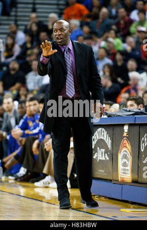 Oktober 2010; Oakland, CA, USA; der Coach der Golden State Warriors Keith Smart führt sein Team im vierten Quartal gegen die Los Angeles Clippers in der Oracle Arena an. Die Warriors besiegten die Clippers 109–91. Stockfoto