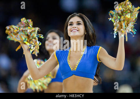 29. Oktober 2010; Oakland, Kalifornien, USA;  Golden State Warriors Cheerleader führen im vierten Quartal gegen die Los Angeles Clippers in Oracle Arena. Die Krieger besiegt die Clippers 109-91. Stockfoto