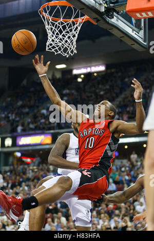 1. November 2010; Sacramento, Kalifornien, USA;  Toronto Raptors shooting Guard ist DeMar DeRozan (10) im vierten Quartal gegen die Sacramento Kings in der ARCO Arena verschmutzt. Die Könige besiegten die Raptors 111-108. Stockfoto