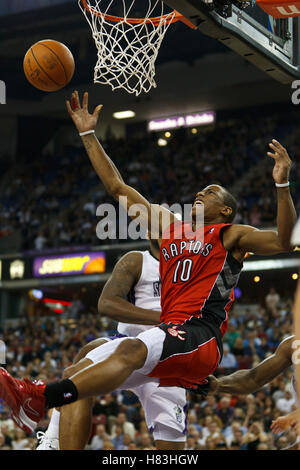1. November 2010; Sacramento, Kalifornien, USA;  Toronto Raptors shooting Guard ist DeMar DeRozan (10) im vierten Quartal gegen die Sacramento Kings in der ARCO Arena verschmutzt. Die Könige besiegten die Raptors 111-108. Stockfoto