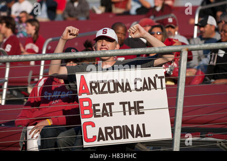 November 6, 2010; Stanford, CA, USA; eine Stanford cardinal Fan mit einem Schild im ersten Quartal gegen die Arizona Wildcats bei Stanford Stadium. Stockfoto