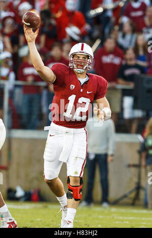 November 6, 2010; Stanford, CA, USA; Stanford Cardinal quarterback Andreas Luck (12) wirft einen Pass gegen die Arizona Wildcats im ersten Quartal bei Stanford Stadium. Stockfoto